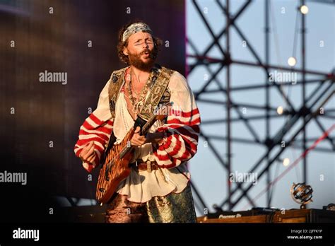 Le Concert Enchanté de Jovanotti: Une Nuit Éblouissante sous les Etoiles de Toscane!