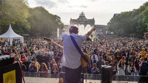 Le Festival de la Musique Étincellante: Un Splendide Concert avec Monsieur Andrés Camilo, le Charismatique Roi de la Salsa Moderne!